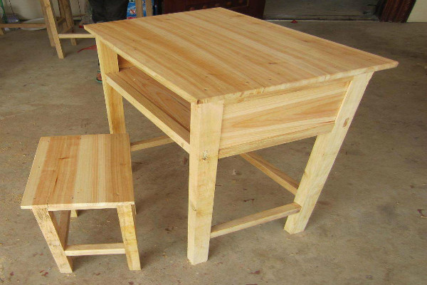 好的实木课桌椅厂