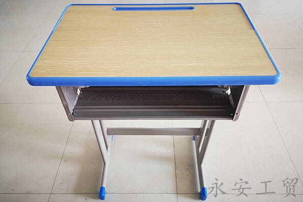 新疆学生课桌椅