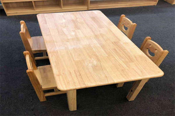 新疆实木课桌椅厂